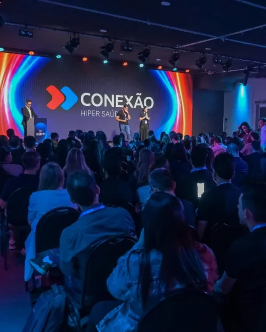 Público e palestrantes na arena do Conexão Hiper Saúde